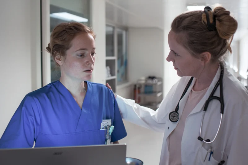 女性医師に励まされるフロリア