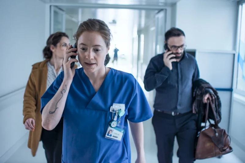 電話をかけるフロリア