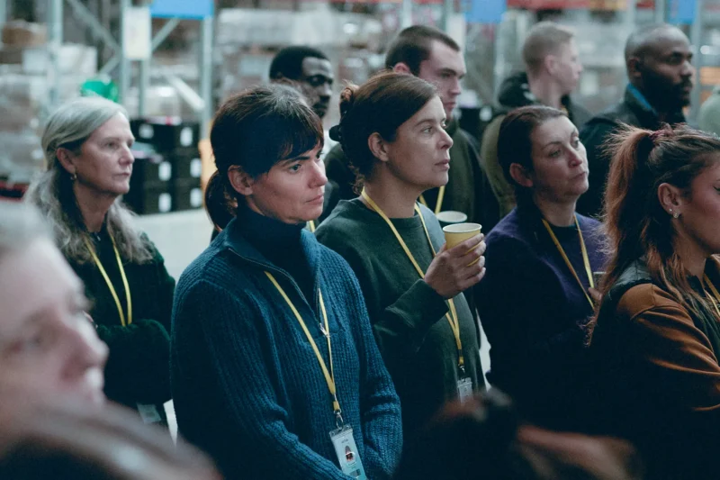 倉庫で話を聞くオーロラ